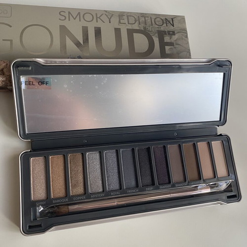 Cosmetics set new with Wibo smoky eyeshadow palette and MAC eyeliner