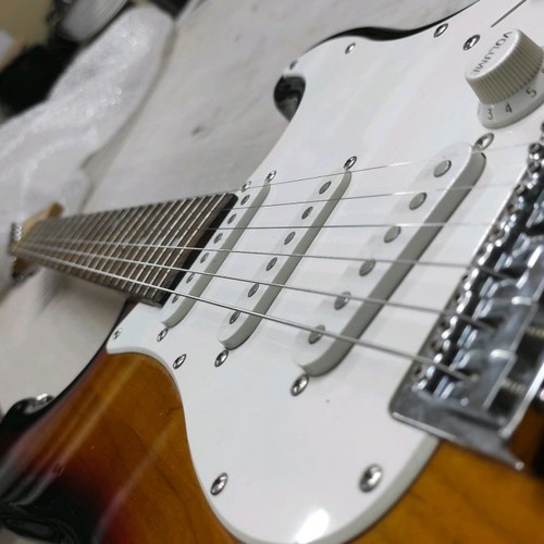 Suzuki electric guitar used with case, brown-white