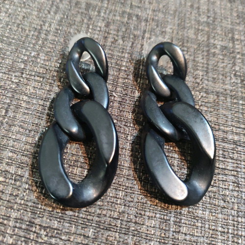 Black earrings like new