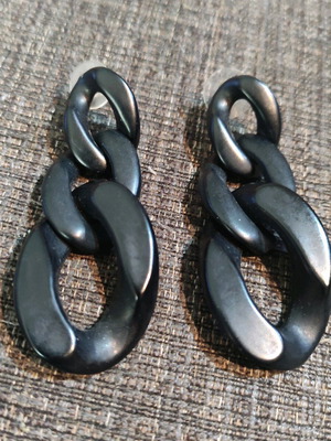 Black earrings like new