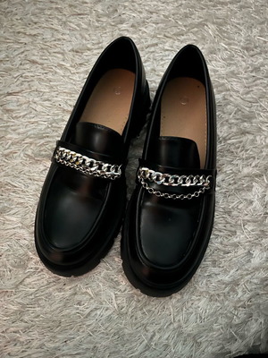 Black shoes like new with silver chains and chunky low heel