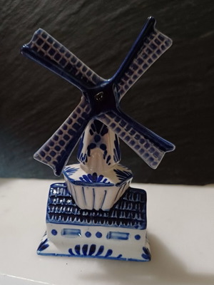 Porcelain salt shaker used, Dutch, hand-painted