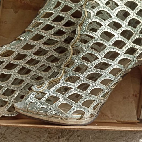 Silver high heels size 38 new with zipper