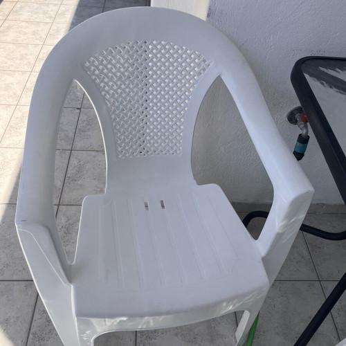 Outdoor table with chairs like new, set of 3