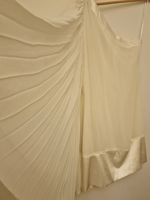 Short dress with pleated sleeve white, like new, size M