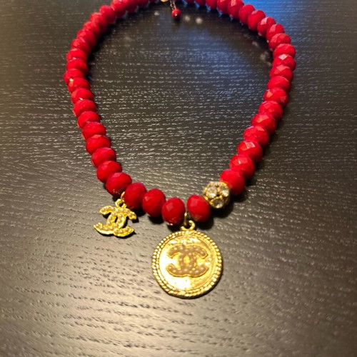 Necklace with red beads and gold-tone pendant with pearls like new