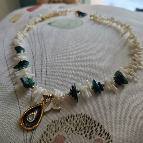 Necklace like new, white and multicolor
