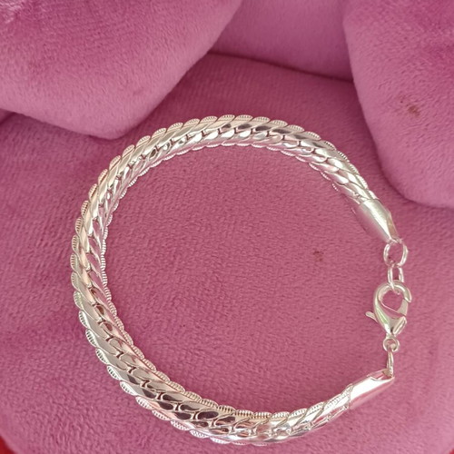 Silver Plated Bracelet Chain design like new, silver color