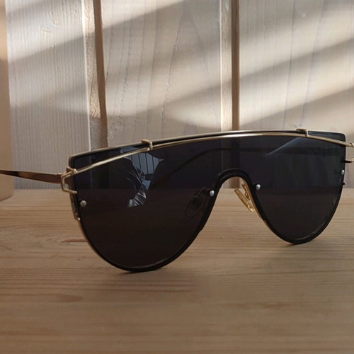 EL Gio sunglasses like new, men's, black and gold
