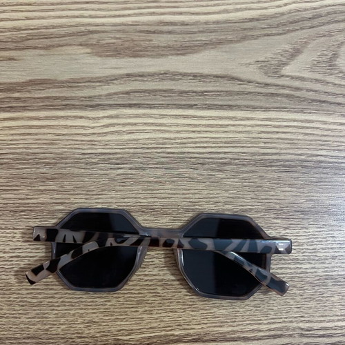Women's sunglasses used, polygonal shape, tortoiseshell color