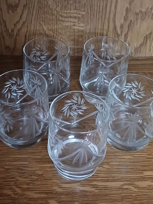 Set of 5 embossed glass wine glasses