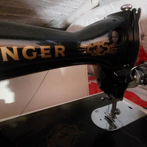 Singer antique sewing machine in case like new