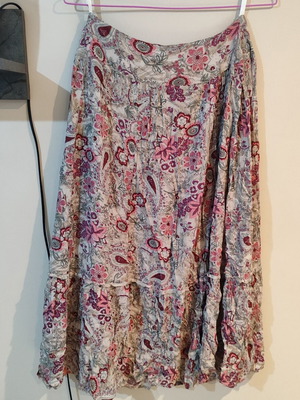 Promod floral skirt size M like new with zipper