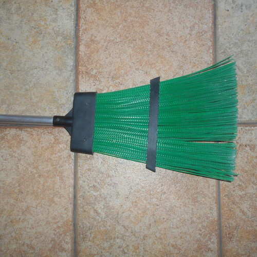 Street broom used with very long bristles telescopic 94-135 cm for outdoor use