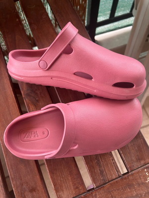 Pink plastic clogs type sabo Zara like new, size 37