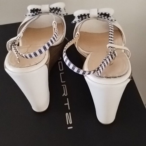 Mourtzi platform sandals size 38 like new, white