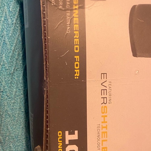 Women’s boxing gloves like new with free hand wraps