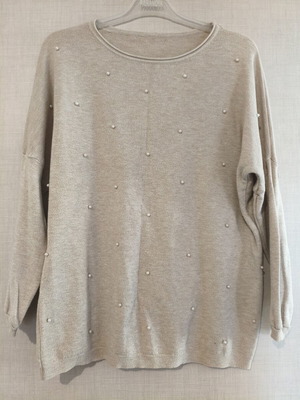 Women's beige knitted sweater with pearls size M like new