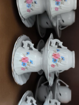 Set of 6 vintage coffee cups with floral and gold detail