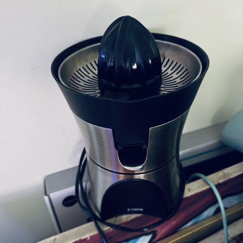 Izzy citrus juicer like new, functional