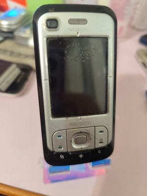 Nokia 6110 Navigator used without battery and charger