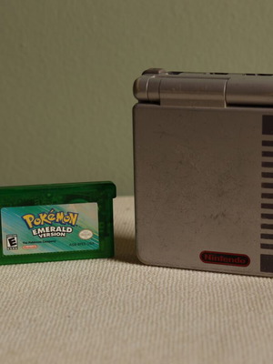 Game Boy Advance SP NES Edition με μεταχειρισμένη κασέτα Pokémon Emerald