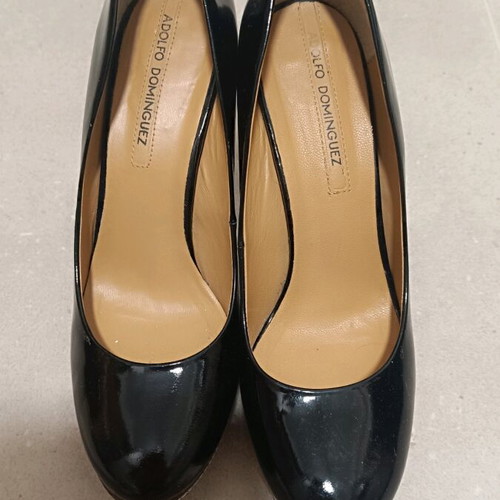 Adolfo Dominguez black patent 12cm pumps like new