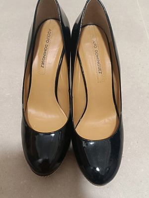 Adolfo Dominguez black patent 12cm pumps like new