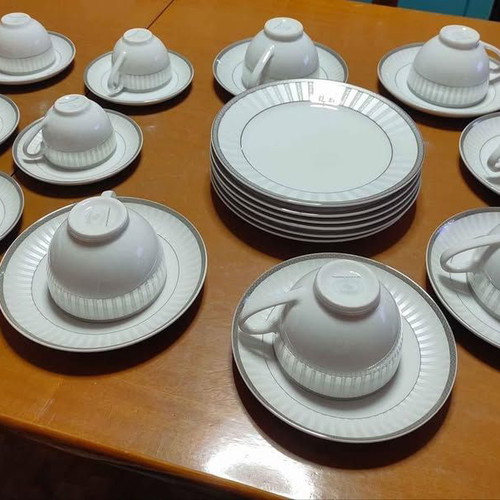 Richmond porcelain serving set used, 28 pieces with 24k platinum decoration