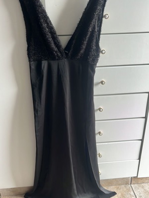 Zara Μαύρο Μακρύ Σατέν Φόρεμα Σαν Καινούργιο Με Σκίσιμο Στον Μηρό
