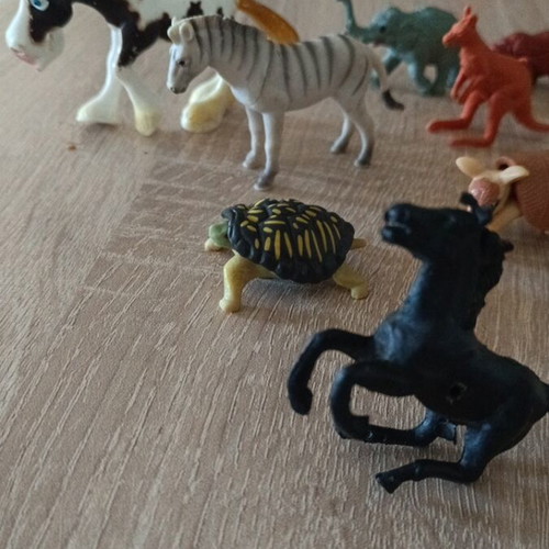 Jungle and farm animal figures used, pack of 25