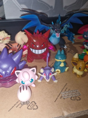Pokemon figure set like new, 17 figures