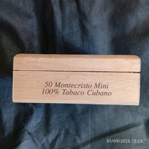 Montecristo wooden box authentic, like new condition