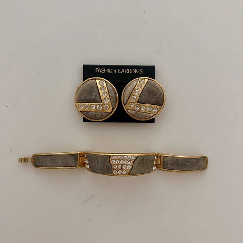 Glamour Stone jewelry set like new, clip earrings and matching bracelet with rhinestones
