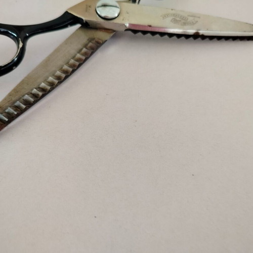 Sewing scissors used with serrated blades for zigzag cutting Solingen Prazision Sandkaulen