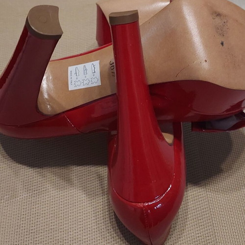 Nak Peep Toe Patent Leather Heels size 38.5 like new, red