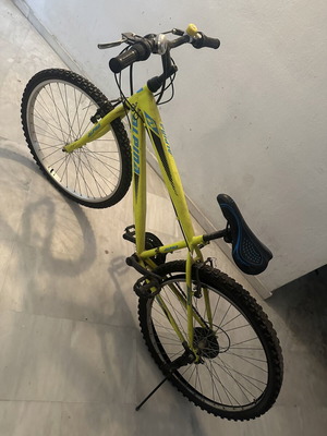 Alpina κίτρινο mountain bike μεταχειρισμένο με 27 ιντσών ρόδες και V-Brakes