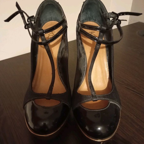 Strappy heels like new, black leather with platform