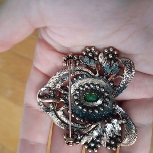Visson brooch