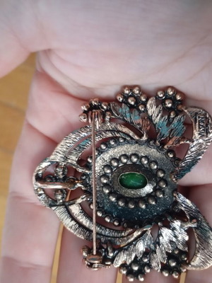 Visson brooch