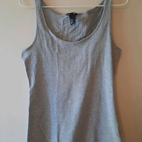 H&M women's grey top with knitted motif like new, size medium
