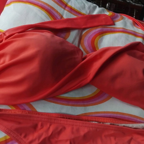 Coral swimsuit like new, adjustable with bra padding, sizes L and XL