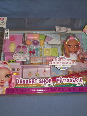 Rainbow High Littles σετ παιχνιδιού ζαχαροπλαστείο με κούκλα Kandy
