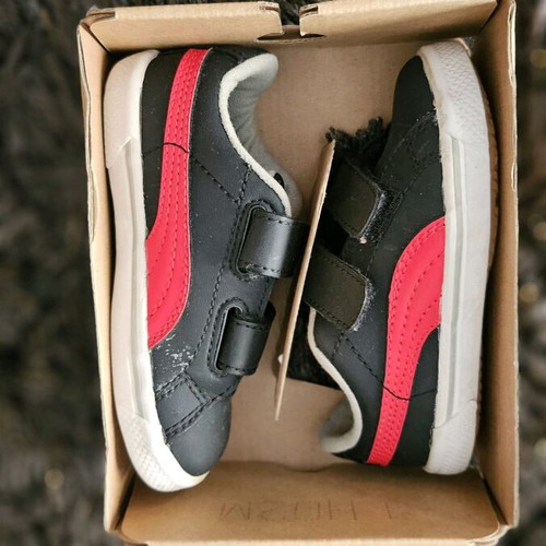 Puma kids shoes size 22 like new, black