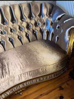 Chesterfield sofa like new, luxurious velvet upholstery