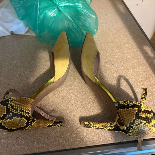Yellow suede pumps size 38 almost new