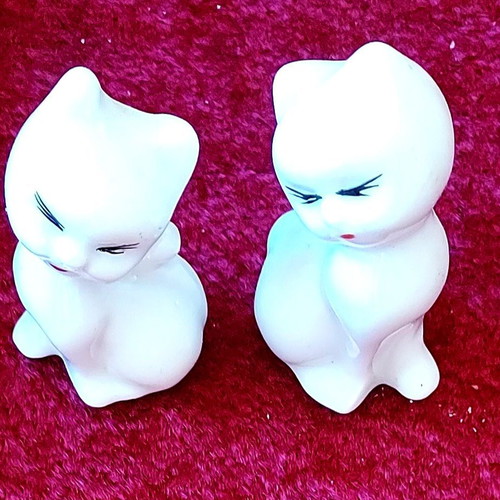 Porcelain cat figurines vintage set, like new