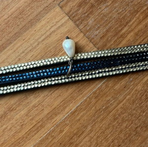 Βραχιόλι Swarovski με διαμαντάκια και μια πέρλα σε μπλε δερμάτινη βάση