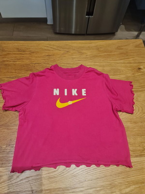 Nike t-shirt fuchsia like new