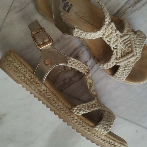 Xti sandals like new, crochet design, size 35, gold color